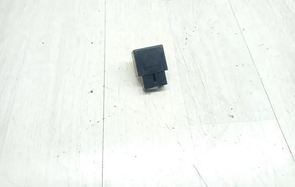 Toyota Avensis T270 Rear light relay 895A147010 0618001011