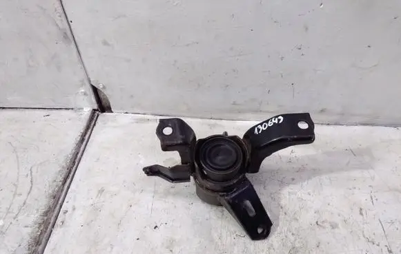 Lexus CT 200H Engine mount bracket