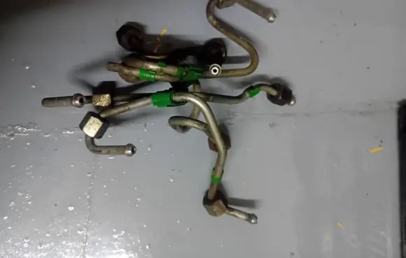 Nissan Note (E11) Fuel injector supply line/pipe 