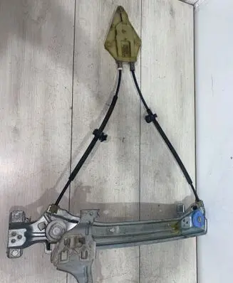 Rear window lifting mechanism without motor