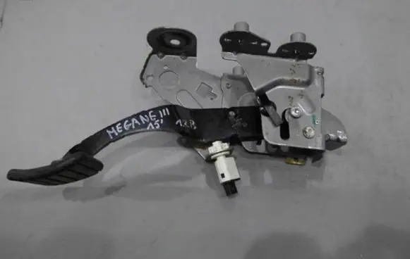 Renault Clio III Brake pedal