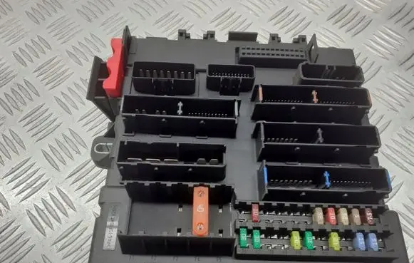 Opel Vectra C Fuse box cover 13205778