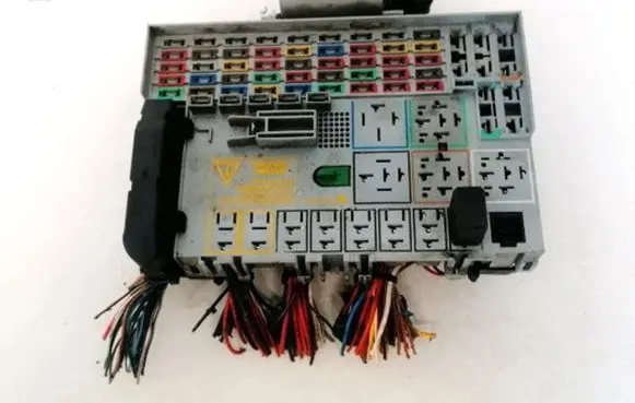 Opel Zafira A Fuse box set 24431677 24412497