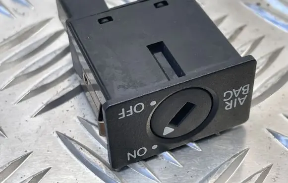 Passenger airbag on/off switch