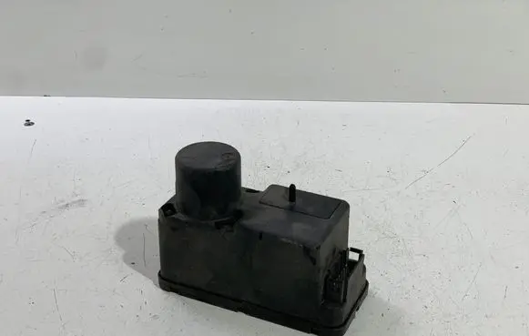 Volkswagen Golf III Central locking vacuum pump 1H0962257C