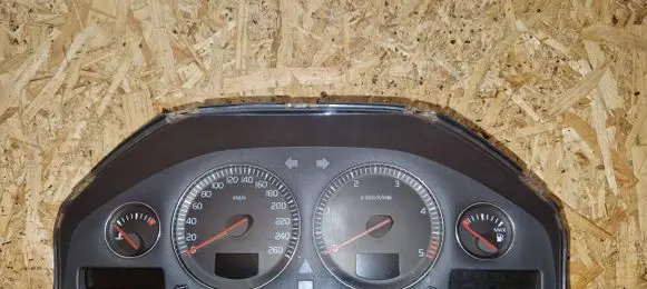 Volvo V70 Speedometer (instrument cluster) 8673262