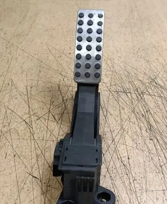 Mercedes-Benz ML W164 Accelerator throttle pedal A1643000104
