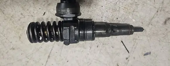 Volkswagen PASSAT B6 Fuel injector 038130073BQ