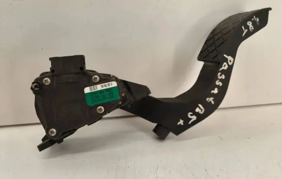 Volkswagen PASSAT B5 Accelerator throttle pedal 8D1721523E 6PV00837503