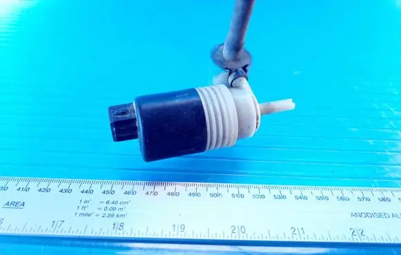 Volkswagen PASSAT B3 Windscreen/windshield washer pump 1H6955651