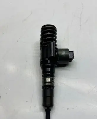 Volkswagen PASSAT B6 Fuel injector 03G130073G