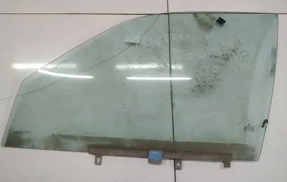 Volkswagen PASSAT B4 Front door window glass four-door AS2