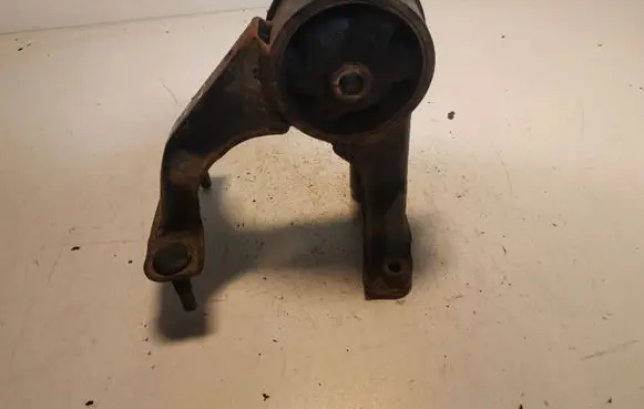 Toyota Avensis T220 Engine mount bracket