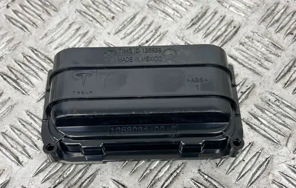 Tesla Model X Quarter panel pressure vent 106803400C
