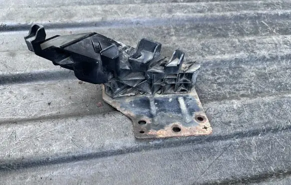 Infiniti FX Headlight/headlamp mounting bracket 622931CA0A