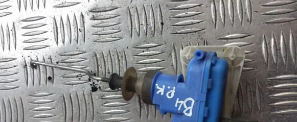 Audi 80 90 S2 B4 Central locking vacuum pump 893862123