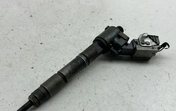 Volvo V40 Fuel injector 2370010