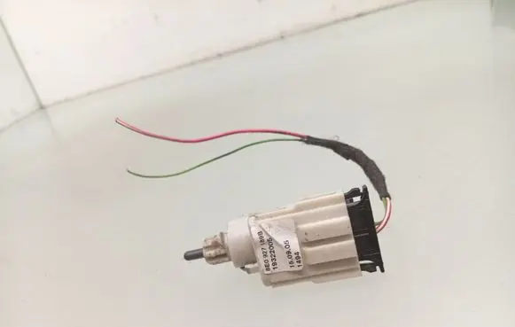 Audi A4 S4 B7 8E 8H Brake pedal sensor switch 8E0927189B