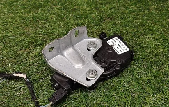 Mercedes-Benz GL X166 Vent window/glass motor A1666700004