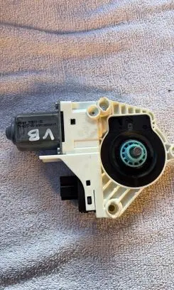 Skoda Yeti (5L) Rear door window regulator motor 5L0959811