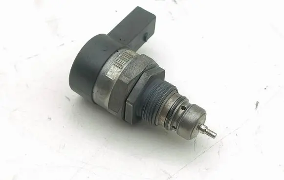 Mercedes-Benz ML W166 Fuel pressure regulator A0000705746 0281006265