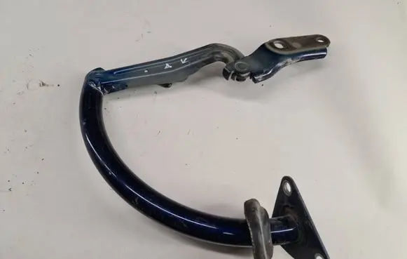 Volkswagen PASSAT B6 Tailgate/trunk/boot hinge 3C5827301