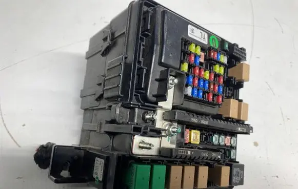 Hyundai Tucson LM Relay mounting block 