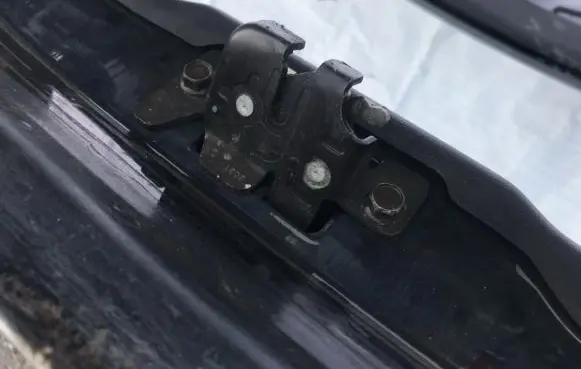 Mazda 323 F Tailgate/trunk/boot lock/catch/latch