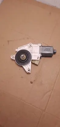 Mercedes-Benz ML W164 Front door window regulator motor 0130822273