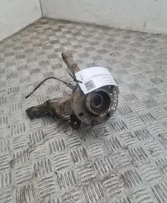 Nissan Note (E11) Front wheel hub