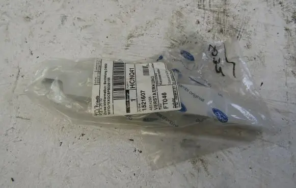 Ford Focus Front bumper mounting bracket 1521607