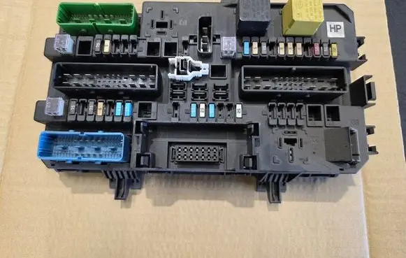 Opel Astra H Fuse module 13220830 5DK00866963