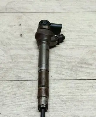 Volkswagen PASSAT B8 Fuel injector 0445110369