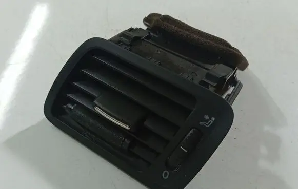 Volkswagen PASSAT B6 Dash center air vent grill 3C1819701E