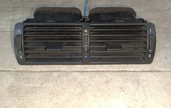 BMW 5 E39 Dash center air vent grill 8391179