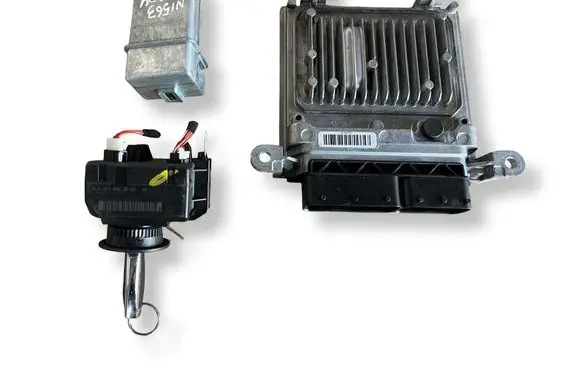 Mercedes-Benz C W204 Engine ECU kit and lock set 28328588 A6519007401