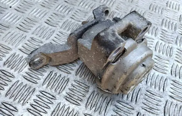 Ford Mondeo MK IV Engine mount bracket