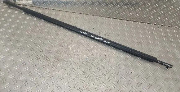 Toyota Verso-S Front door glass trim molding