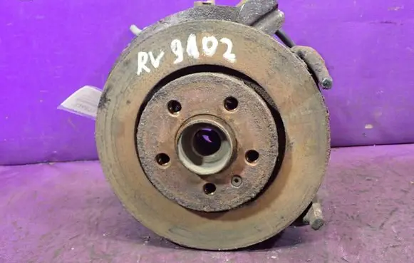 Skoda Fabia Mk2 (5J) Front wheel hub spindle knuckle