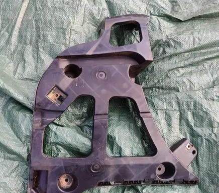 Rear bumper mounting bracket