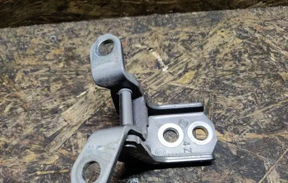 Infiniti Q50 Front door upper hinge A048620