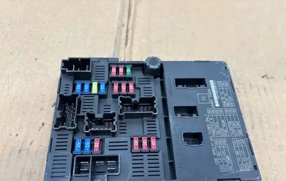 Nissan Note (E12) Fuse module 284B71HZ2A 241404300307