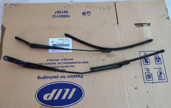 Front wiper blade arm