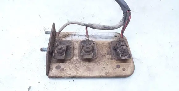 Volkswagen PASSAT B5 Coolant fan relay 8D0959493A
