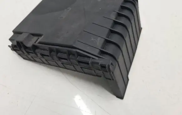 Volkswagen PASSAT B7 Fuse box cover 1K0937132