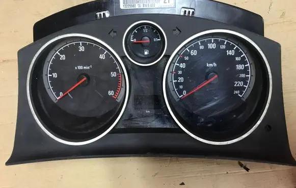 Opel Zafira B Speedometer (instrument cluster) 13225980