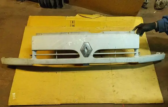 Renault Master II Front bumper upper radiator grill 7700352125