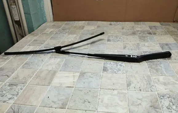 Skoda Octavia Mk2 (1Z) Front wiper blade arm 1Z1955409