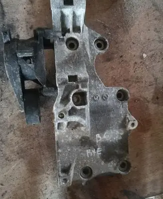 Volkswagen PASSAT B6 Engine mounting bracket 038903143A