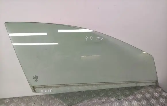 Mercedes-Benz A W176 Front door window glass four-door